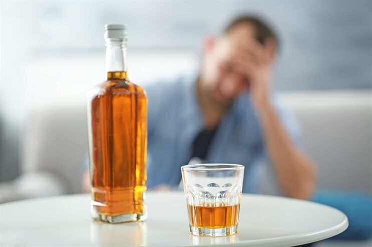 Pirja e alkoolit ndikon negativisht në funksionin erektil të një burri