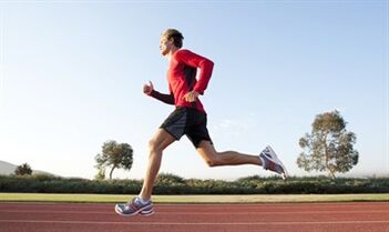 Vrapimi është një ushtrim i shkëlqyer për të përmirësuar fuqinë e një burri. 
