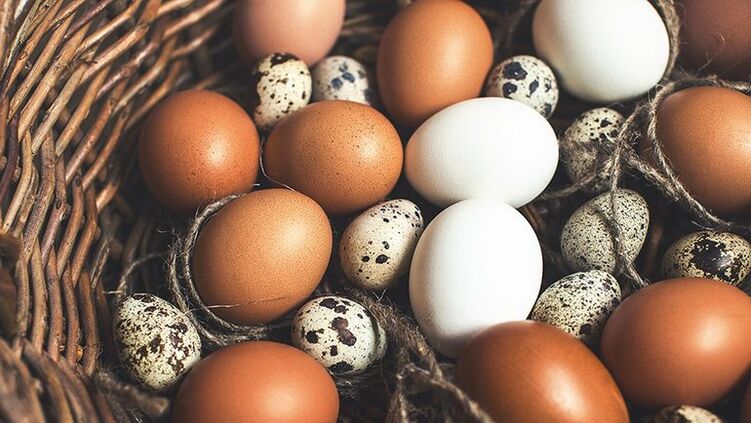 Thëllëza dhe vezët e pulës duhet të shtohen në dietën e një mashkulli për të ruajtur fuqinë. 